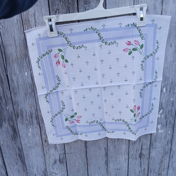 Sunweave Linen Corporation Cotton/Polyester Antique White Floral 5 Napkins - Picture 2 of 5